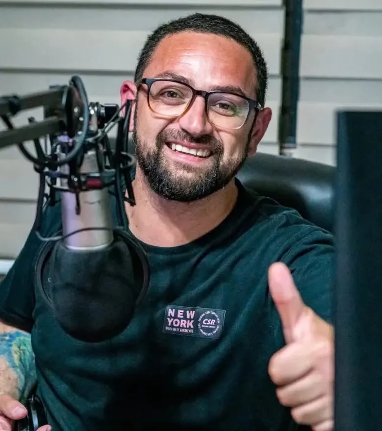 Bernardo Cachupín Sáez en el estudio de CachuMedia